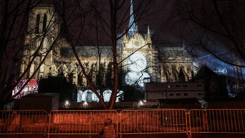 La Cathédrale Notre-Dame de Paris en cours de restauration, prête à accueillir des spectacles émouvants en 2024